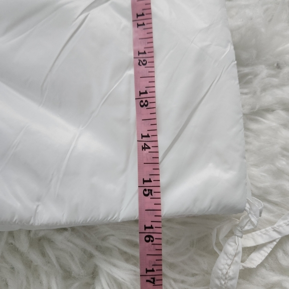 Daisy Crop Zip Up Puffer Vest. Size Medium. New. Open sides that tie. - Picture 5 of 7